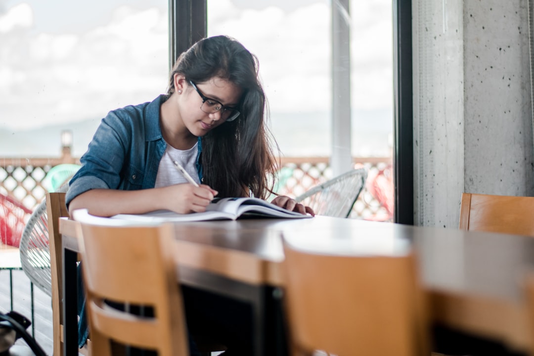 Estudante aplicando o método